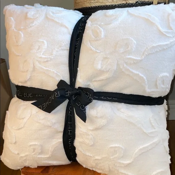 🎀Rachel Zoe Cream Plush Luxurious Faux Fur Pillow Duo with Bow Pattern 🎀 - Picture 2 of 16